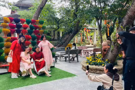 Người dân ghi lại khoảnh khắc ngày xuân, check-in tại khuôn viên Tổ đình Sơn Long (phường Quy Nhơn Đông) trong ngày mùng 2 Tết. Ảnh: H.V