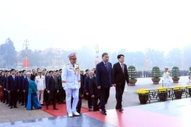 Lãnh đạo Đảng và Nhà nước cùng đại biểu dự Đại hội XIV của Đảng vào Lăng viếng Chủ tịch Hồ Chí Minh