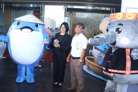 UBND xã Xuân An tổ chức lễ trao tặng chiếc nón ngựa Phú Gia thủ công tinh xảo, phiên bản độc bản cho UBND tỉnh Gia Lai để trưng bày và quảng bá văn hóa địa phương trong khuôn khổ Năm Du lịch quốc gia - Gia Lai 2026.