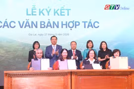 Ký kết hợp tác xúc tiến đầu tư, mở rộng thị trường khách du lịch với các doanh nghiệp du lịch. Ảnh: Quang Tấn