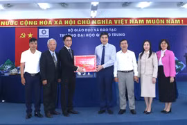 Phó Chủ tịch UBND tỉnh Lâm Hải Giang thăm, kiểm tra hoạt động của các doanh nghiệp và cơ sở giáo dục.