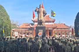 Dâng hoa trước tượng đài Hoàng đế Quang Trung