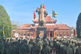 Dâng hoa trước tượng đài Hoàng đế Quang Trung