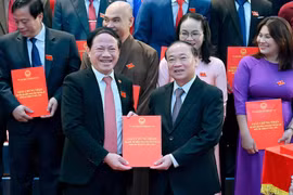 Trao giấy chứng nhận cho 85 đại biểu HĐND tỉnh khóa XIII.