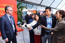 Các phóng viên, nhà báo tác nghiệp tại Trung tâm Báo chí Đại hội XIV của Đảng