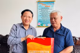 Chủ tịch UBND tỉnh Gia Lai Phạm Anh Tuấn thăm, tặng quà 5 gia đình chính sách ở phường Diên Hồng