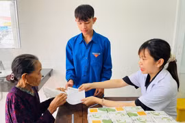 Chung tay chăm lo sức khỏe và tiếp sức học trò vùng biên