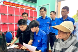 Bí thư thứ nhất Ban Chấp hành Trung ương Đoàn thăm đội hình thanh niên tình nguyện tại 3 xã biên giới.
