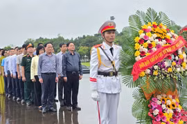 Lãnh đạo tỉnh Gia Lai dâng hoa, dâng hương tưởng niệm Chủ tịch Hồ Chí Minh tại Quảng trường Đại Đoàn Kết