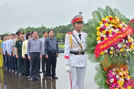 Lãnh đạo tỉnh Gia Lai dâng hoa, dâng hương tưởng niệm Chủ tịch Hồ Chí Minh tại Quảng trường Đại Đoàn Kết