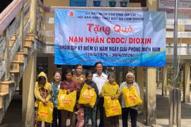 Tặng quà nạn nhân chất độc da cam ở Canh Liên, Vĩnh Sơn