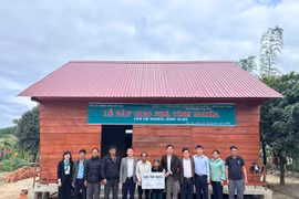 Bàn giao nhà tình nghĩa cho hộ nghèo tại xã Tú An 