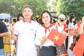 4h sáng, hàng trăm người dân háo hức chờ 'xuyên không' về thời khắc thiêng liêng