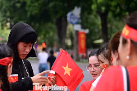 Bạn trẻ xuống đường làm thêm ngày tổng hợp luyện diễu binh, diễu hành