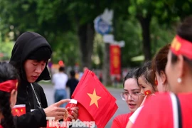 Bạn trẻ xuống đường làm thêm ngày tổng hợp luyện diễu binh, diễu hành