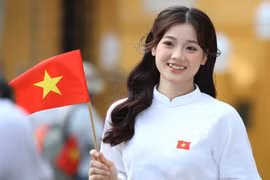 Lan tỏa tình yêu nước với tà áo dài và hình ảnh lá cờ Tổ quốc