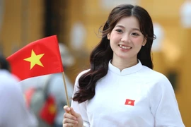 Lan tỏa tình yêu nước với tà áo dài và hình ảnh lá cờ Tổ quốc