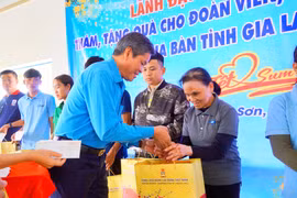 Phó Chủ tịch Tổng LĐLĐ Việt Nam Huỳnh Thanh Xuân tặng quà Tết cho người lao động khó khăn