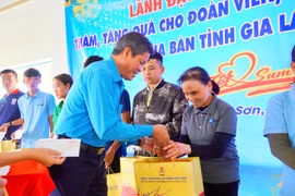 Phó Chủ tịch Tổng LĐLĐ Việt Nam Huỳnh Thanh Xuân tặng quà Tết cho người lao động khó khăn