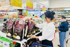 Nhiều hàng hóa, dịch vụ rục rịch tăng giá theo xăng