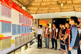 “Ði từng ngõ, gõ từng nhà” tuyên truyền bầu cử