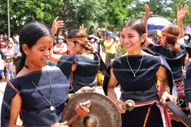 Sức sống mới từ các đội cồng chiêng nữ