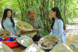 Hơn 300 năm giữ nghề nón ngựa Phú Gia