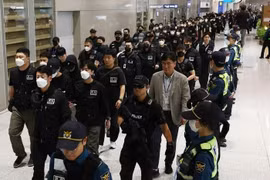 Hàn Quốc dẫn độ 73 nghi phạm lừa đảo xuyên quốc gia từ Campuchia về nước