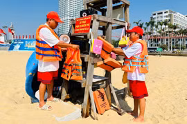 Tăng cường an toàn khi tắm biển cho du khách