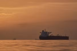 Giá dầu tăng vọt, truyền thông Iran bác thông tin về vòng đàm phán thứ 2 với Mỹ