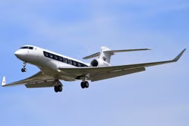 Tổng thống Mỹ dọa đánh thuế 50% với máy bay Canada