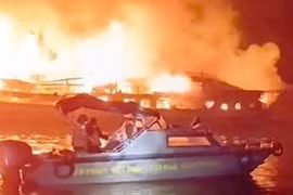 Cháy tàu du lịch chở 30 khách và 11 thuyền viên trên Vịnh Hạ Long