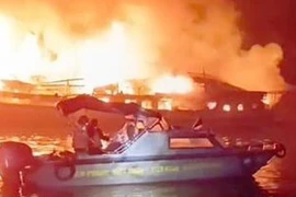 Cháy tàu du lịch chở 30 khách và 11 thuyền viên trên Vịnh Hạ Long