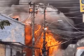 Cháy lớn thiêu rụi 3 cửa hàng ở TP.HCM
