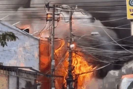 Cháy lớn thiêu rụi 3 cửa hàng ở TP.HCM