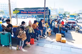 Vé xe ngày Tết: Niêm yết một đằng, bán một nẻo