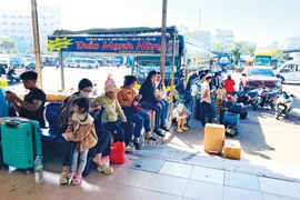 Vé xe ngày Tết: Niêm yết một đằng, bán một nẻo