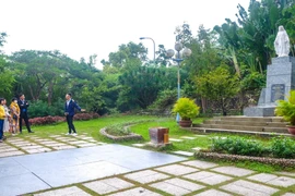 Những người kể chuyện xứ sở