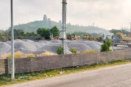 Biến đất công thành bãi tập kết vật liệu trái phép