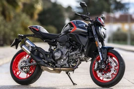 Ducati Monster 2026 thêm màu Sport Livery, ga tự động Cruise Control