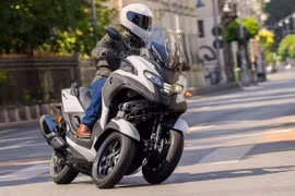 Yamaha Tricity 300 2026 ra mắt - xe ga 3 bánh có túi khí, giá 11.400 USD