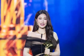 Hoa hậu Thiên Ân nhận giải thưởng Nữ diễn viên được yêu thích nhất