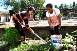 Những “làng công nhân” bám rễ nơi biên cương