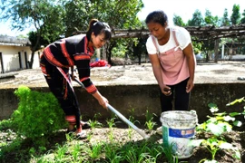 Những “làng công nhân” bám rễ nơi biên cương