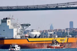 Mỹ gia hạn nới lỏng cấm vận dầu mỏ Nga