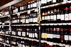 Tổng thống Mỹ dọa áp thuế 200% với rượu vang Pháp