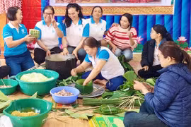 Bánh chưng, bánh tét tham gia gắn chặt tình đoàn kết