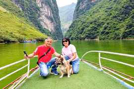 Hành trình xuyên Việt bằng xe máy của đôi vợ chồng U60