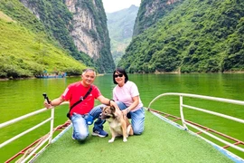 Hành trình xuyên Việt bằng xe máy của đôi vợ chồng U60