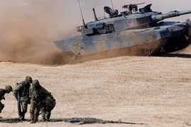 Đạn pháo xe tăng bất ngờ nổ, 3 thành viên phòng vệ Nhật Bản thiệt mạng